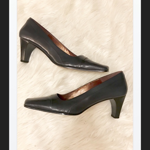 49 off Nine West Shoes Nine West Classic Navy LowHeel Pumps, 10